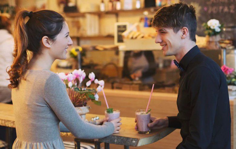 1. Kita akan menatap mata orang yang bikin kita jatuh cinta tanpa kita sadari