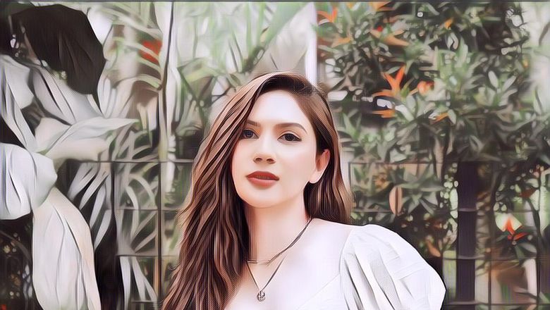 Curi Perhatian Netizen, Jessica Mila Padukan Sandal Jepit dengan Busana Transparan Seksi