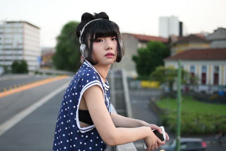 8. Jangan pake headset di depan umum