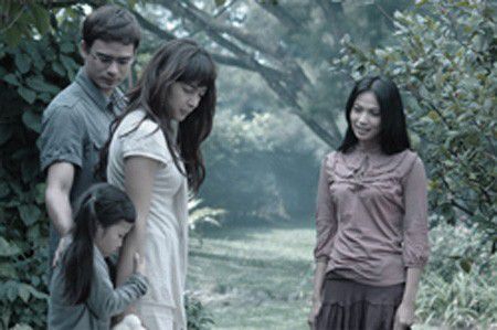 4. Bermain film horor