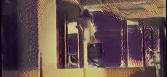 Sosok Berbaju Putih Memanjat Tiang Rumah Dengan Cara Tak Lazim