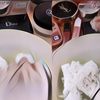 Demi Bisa Beli Makeup Mahal, Seorang Wanita Makan dengan Cara Ini