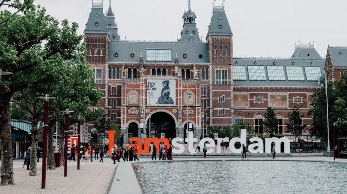 3. Holland menjadi Netherlands (Belanda)