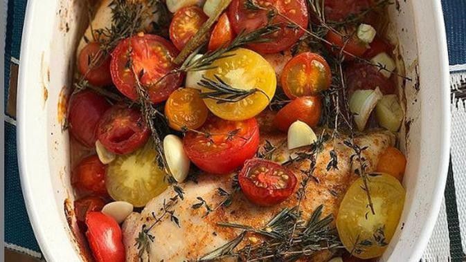 2. Ayam Panggang dengan Tomat dan Bawang