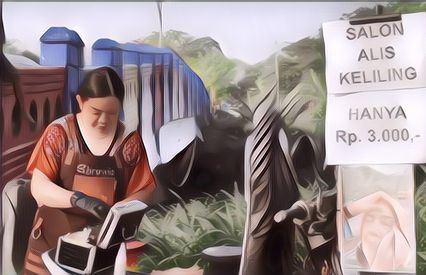 Keren! Mbak-Mbak Ini Bikin Usaha Salon Alis Keliling Pakai Motor, Antriannya Panjang