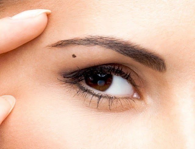 2. Tahi Lalat di Antara Alis dan Mata