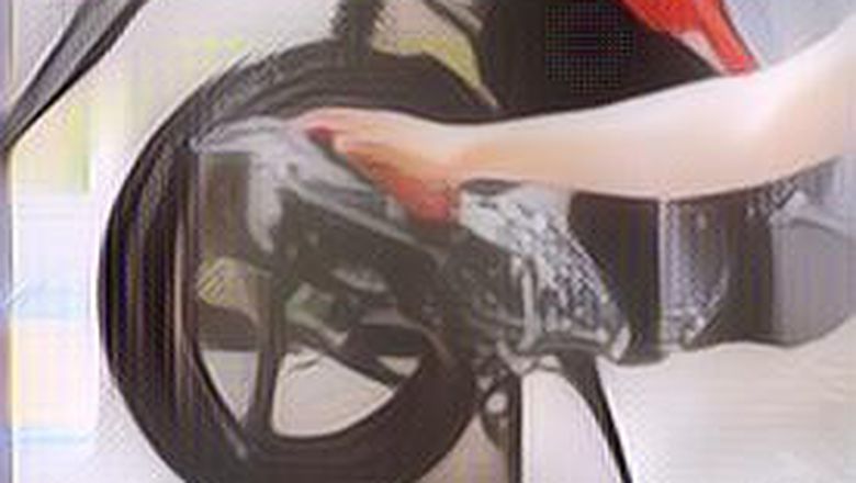 Viral Ada Geng Anak Muda Mencuci Motor di Pantai, Warganet: Sok Kayak Bule