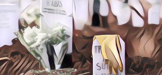 Mengharukan, Pria Ini Cuma Bisa Menyaksikan Pemakaman Ibunya Dari Ponsel