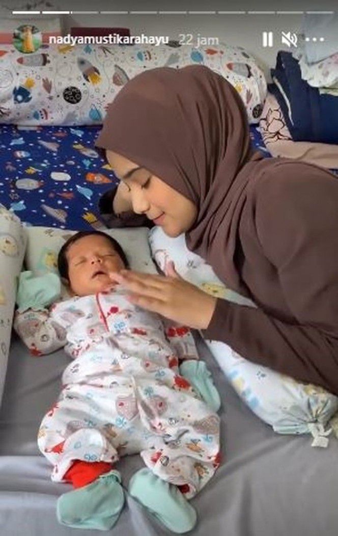 2. Nadya Pilih Fokus Urus Bayi