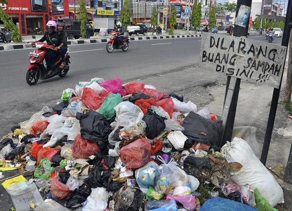 1. Membuang sampah sembarangan