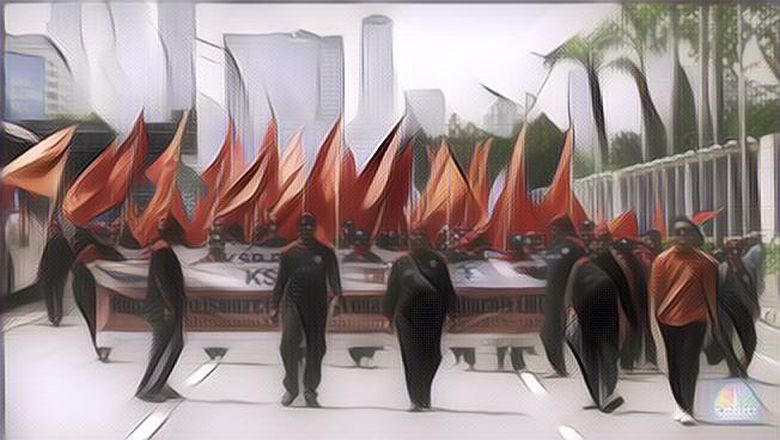 Viral Seorang Emak-Emak Menolong Bocah yang Ditangkap dan Dipukuli Polisi Pasca Demo