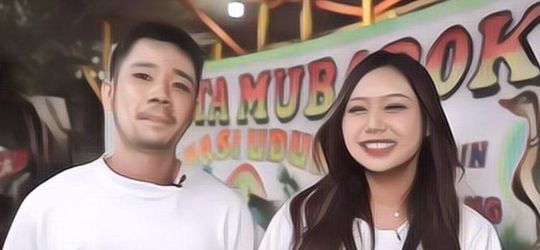 Asik Nikmati Pecel Lele Kaki Lima, Netizen Salfok dengan Tas Sisca Kohl