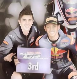 Veda Ega Berhasil Raih Podium Pertamanya di Red Bull Rookies 2025, Incar Kemenangan Perdana