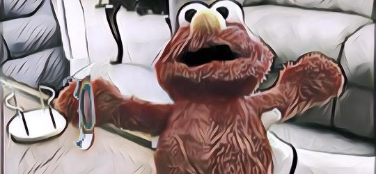 Boneka Elmo: Disukai, Tapi Sebenernya Ada Cerita Ngerinya Juga Sih...