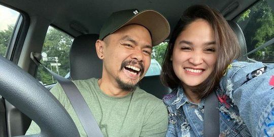 1. Ayu Natasha menikah dengan Wendy Cagur sejak tahun 2010. Kini pasangan yang selalu kompak ini sedang menanti anak ketiga mereka.