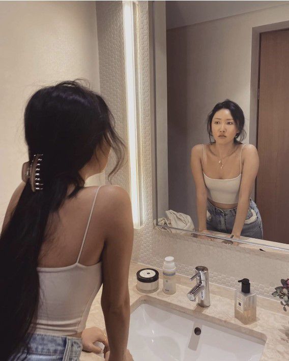 2. Gaya Rambut Diikat Ala Hwasa