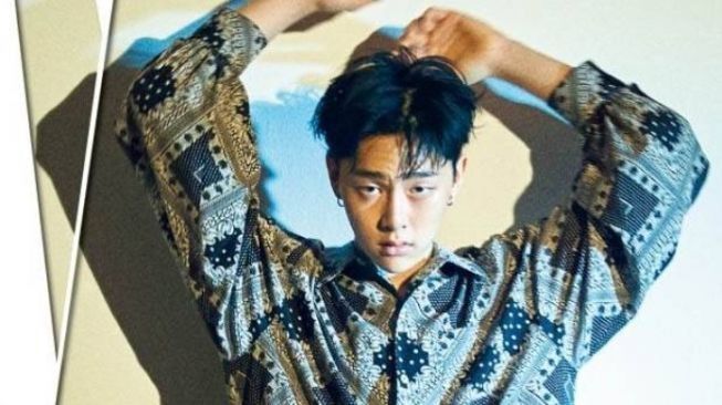 Sesi pemotretan majalah pakai batik, bikin kegantengan Kwon HyunBin former JBJ keliahatan makin ganteng kan? 