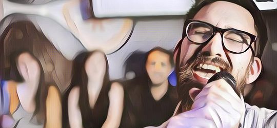 Ngerasa Suara Jelek Pas Karaoke? Kalem, Ada Triknya Biar Terdengar Merdu ...