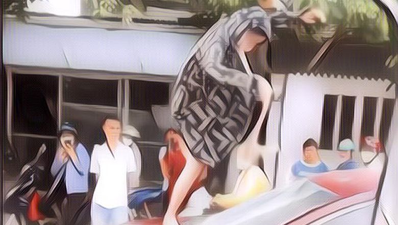 Ekstrem! Wanita Ini Gigit Telinga Pelakor Hingga Naik Ke Kap Mobil Saat Grebek Suaminya Yang Selingkuh