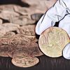 Keluarga Ini Menemukan Koin Emas Abad ke-15 Pas Cabut Rumput di Taman