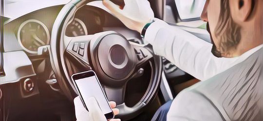 Di Negara Ini Pengemudi Gak Bisa Main Hape Sambil Berkendara