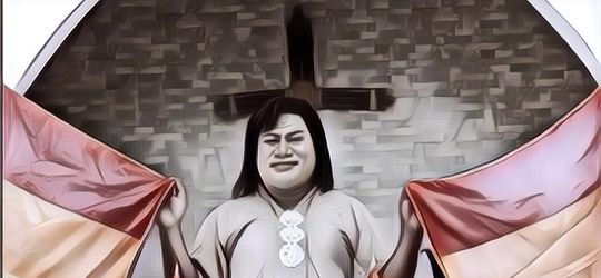 Kisah Mayora, Transpuan Pertama di Indonesia yang Jadi Pejabat Desa dan Tetap Pakai Lipstik