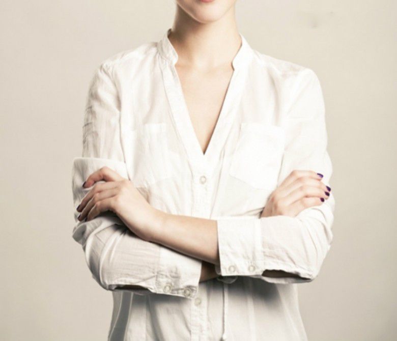 2. Menyilangkan kedua lengan