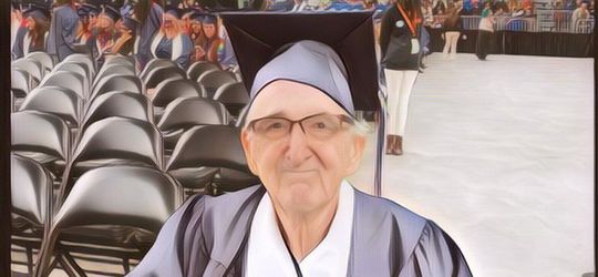 Heboh, Seorang Kakek yang Lulus Kuliah Setelah 70 Tahun, Endingnya Wisuda Bareng Sang Cucu
