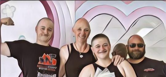 Bikin Melow, Wanita Ini Ikut Gunduli Rambutnya Mengikuti Sang Ibu