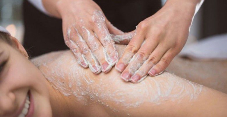 4. Mulai Exfoliating dengan Gerakan Memutar