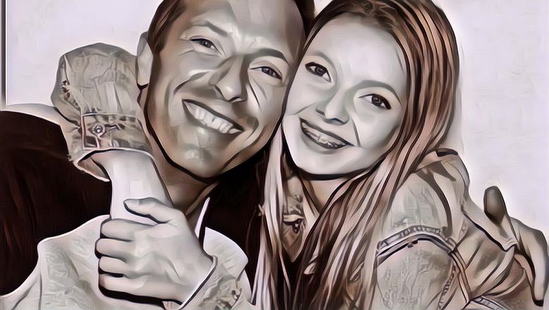 Potret Anak Chris Martin yang Bekerja Sebagai Kasir di Toko Pakaian