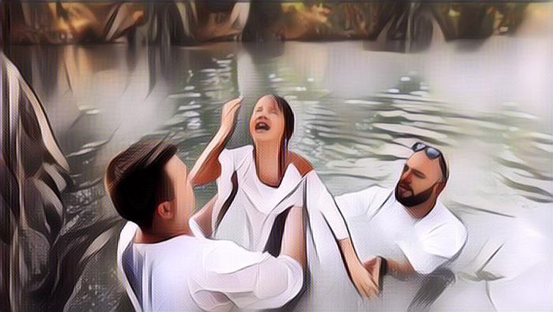 Dibaptis, Potret  Para  Artis yang Bahagia Setelah Pindah Agama