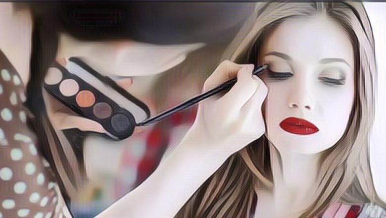 Heboh, Ada Emak-Emak Yang Di Make Up, Hasilnya Kayak Lebih Muda 30 Tahun