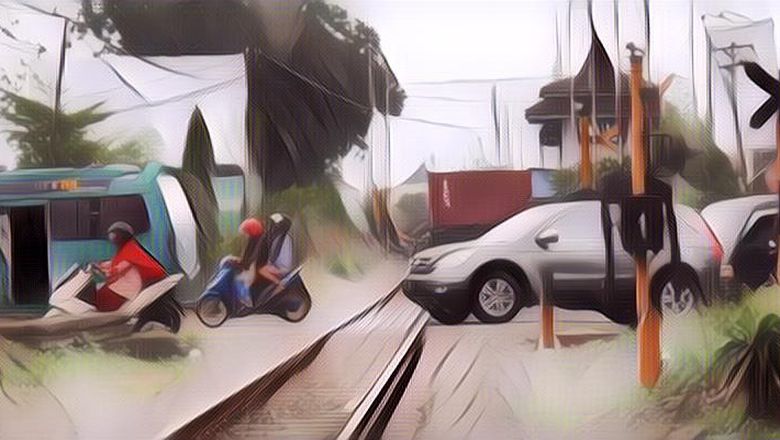 5 Tips Selamat Lewat Pintu Perlintasan Kereta Api