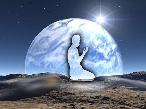 # Dua Orang Pria Terekam Sedang Salat Melalui CCTV