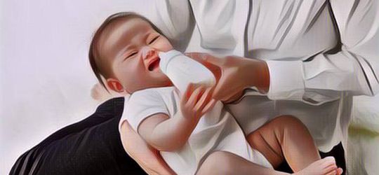 Ditinggal Istri Sibuk, Cara Suami Ini Menenangkan Bayinya Benar-Benar Out of The Box!