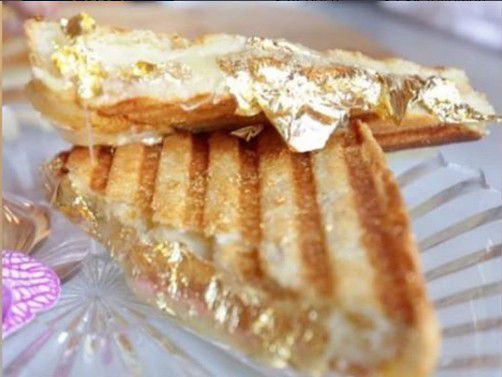 1. Keju Bakar Lapis Emas