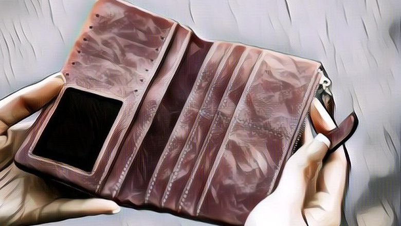 Suami Ini Sering Buka Dompet Istri Diam-Diam, Aksinya Langsung Bikin Iri Warganet