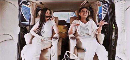 Tidur Beralas Kasur Tipis saat Jadi Relawan, Potret Awkarin dan Sarah Gibson Tuai Banyak Pujian