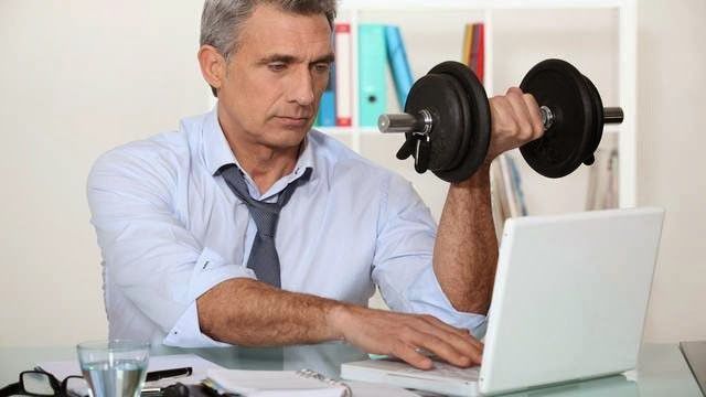 3. Latihan angkat beban atau hand grip