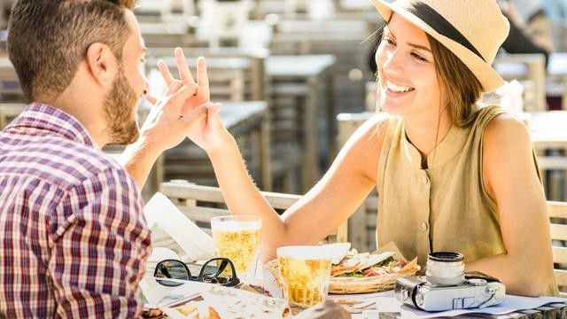 3. Mencoba Membuat Pasangan Merasa Lebih Baik