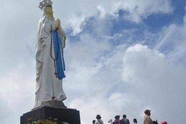3. Patung Bunda Maria Wolowio