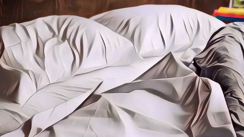 Pria Ini Sibuk Pamer Sprei Kamarnya yang Berwarna Pink, Netizen Malah Salfok ke Sini