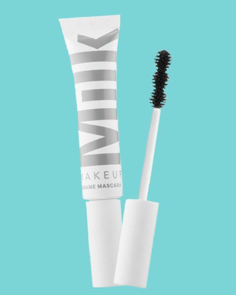 7. Untuk terlihat lebih panjang, pakai sikat maskara buble wand 