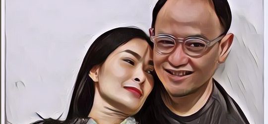 Suami Iis Dahlia Kena Sentil Lagi, Gara-gara Posisi Tangan Saat Foto Bareng Anak Sambung