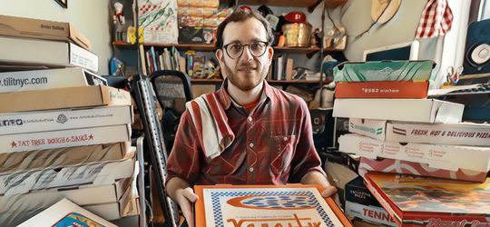 Cowok Ini Penuhi Apartemen dengan 1.500 Kotak Pizza, Ngapain Deh?