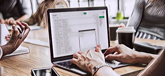 Awas, Ini Risiko yang Bisa Kamu Alami Jika Terlalu Lama Menatap Laptop!