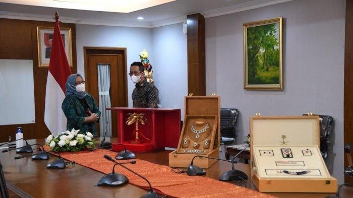 # 12 Item yang Dilaporkan Jokowi ke KPK