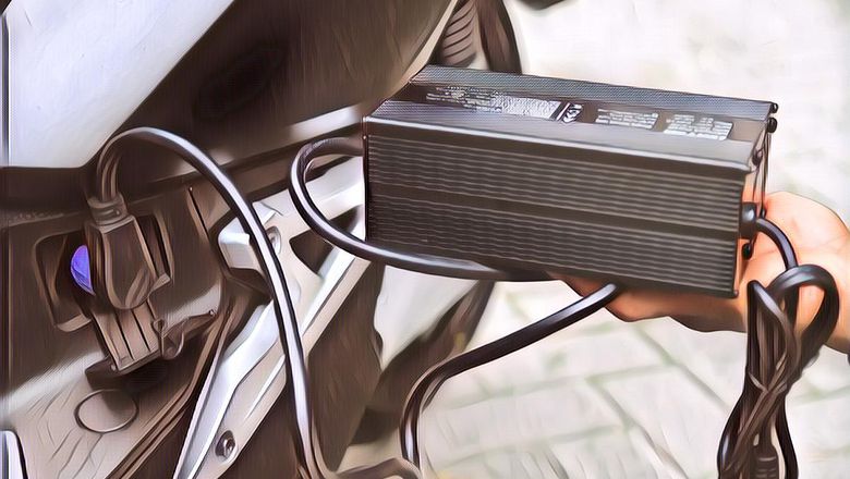 Simak Baik-Baik! Ini 4 Cara Mengisi Baterai Motor Listrik agar Tahan Lama