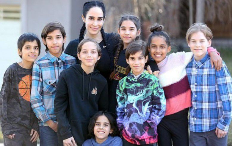 Nadya Suleman menamai anak kembar 8 tersebut Nariyah, Isaiah, Maliyah, Jeremiah, Noah, Josiah, Jonah, dan Makai.